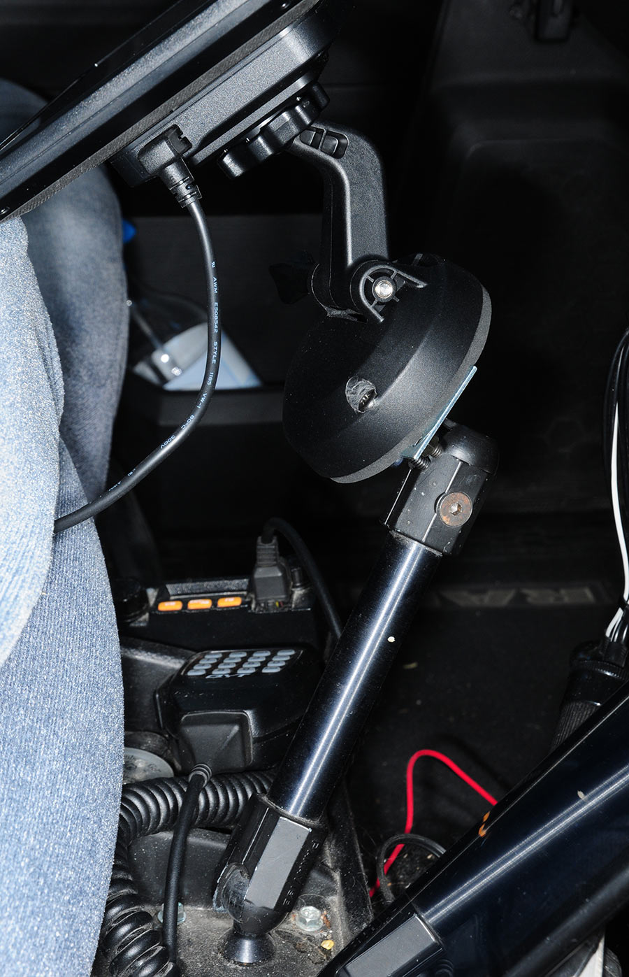 aftermarket articulating arm mounting the screen by modifying the dash mount