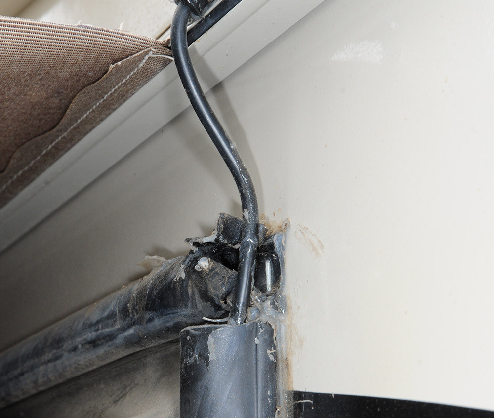 Cable in the bulb seal