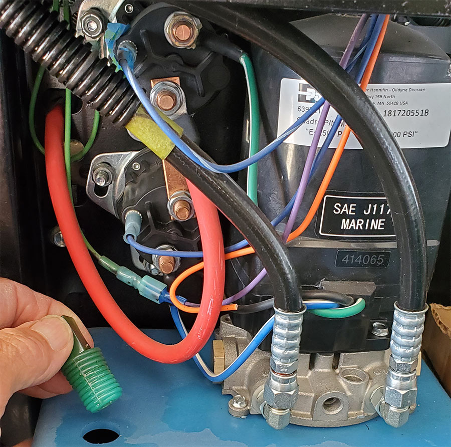 the ATF fluid level in a hydraulic leveling/slideout system reservoir