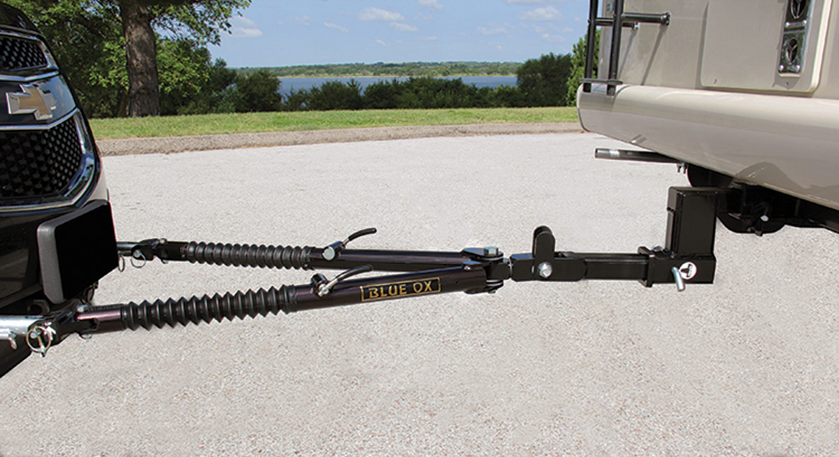 Ascent tow bar installed between an RV and car