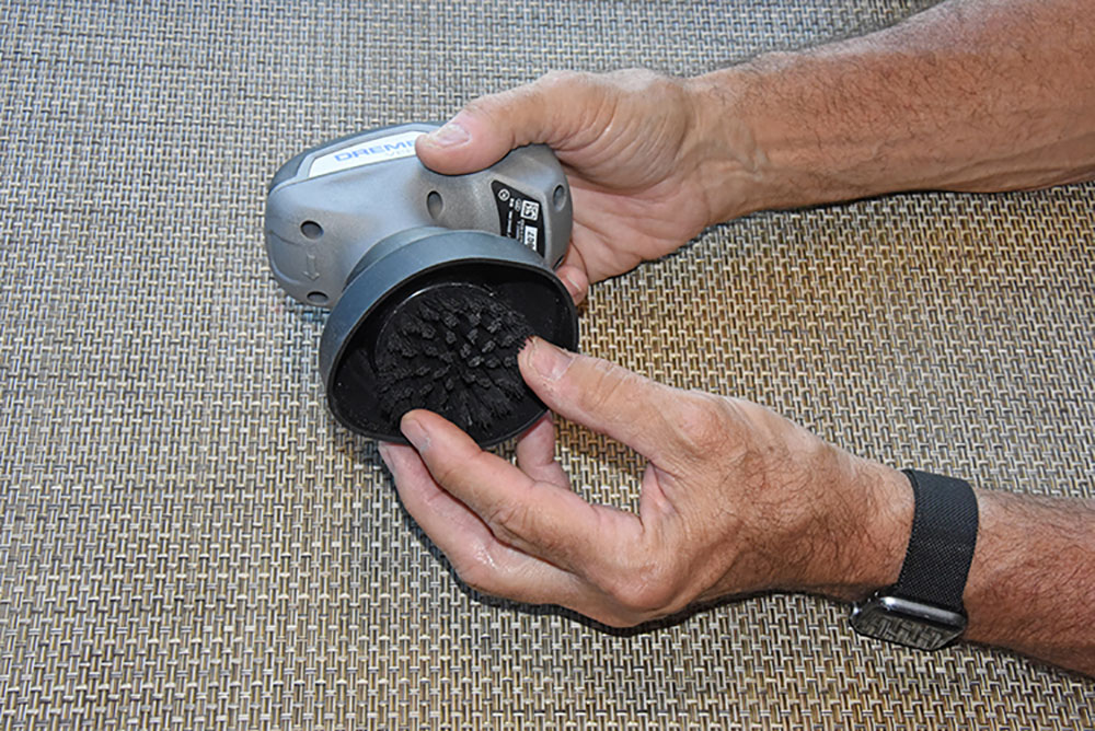 The Dremel Versa putting on the brush