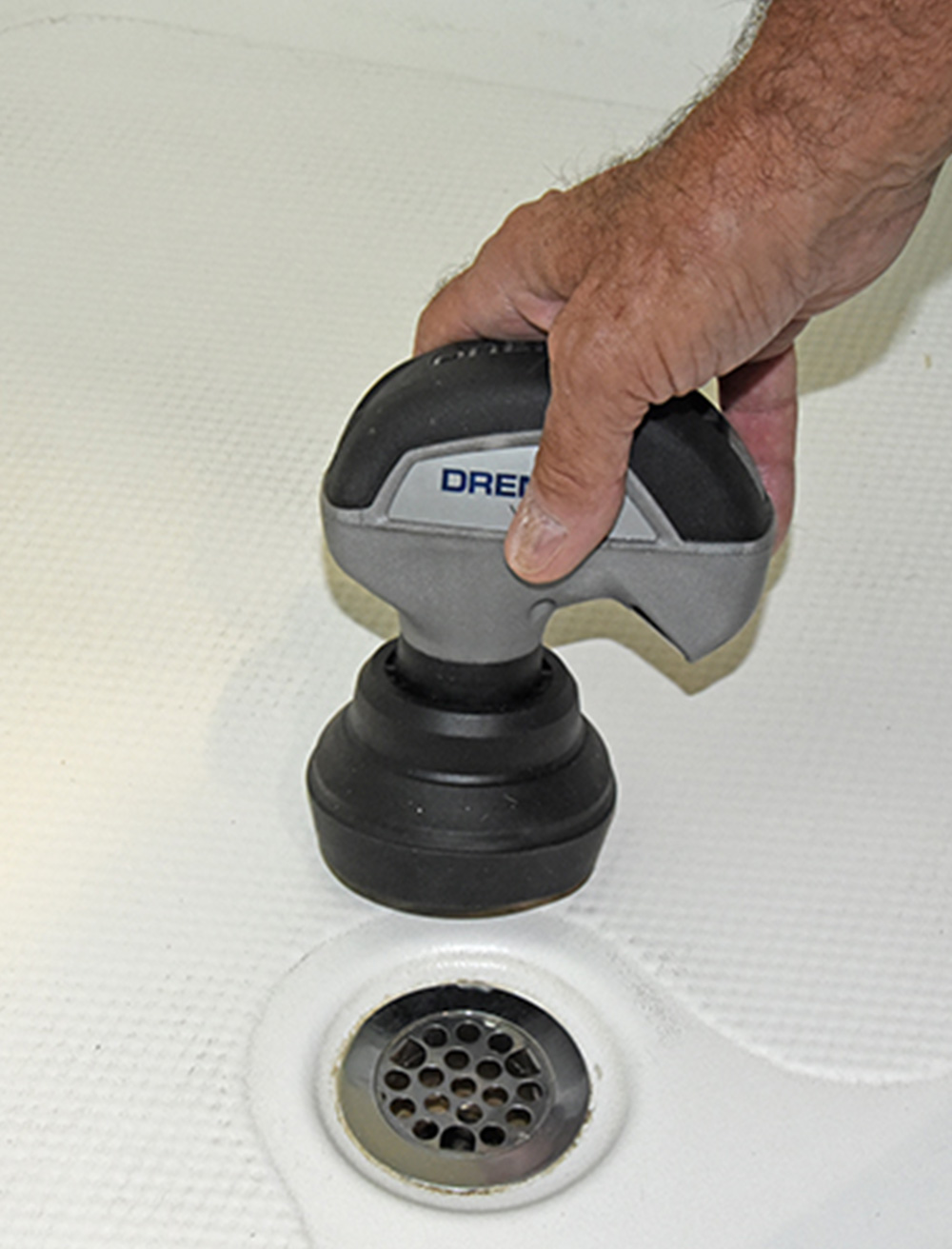 The Dremel Versa rubber splash guard in use