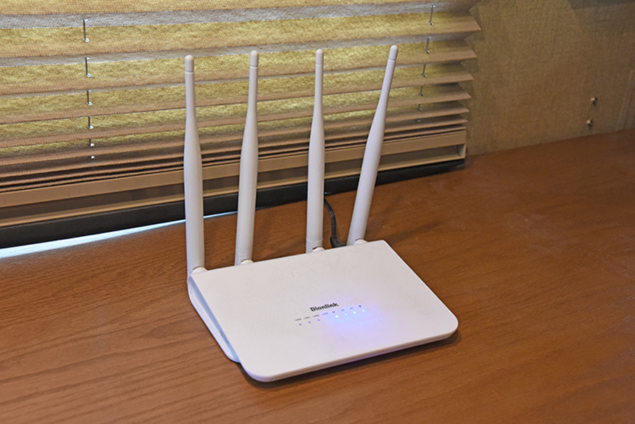 Dionlink router with four articulating antennas