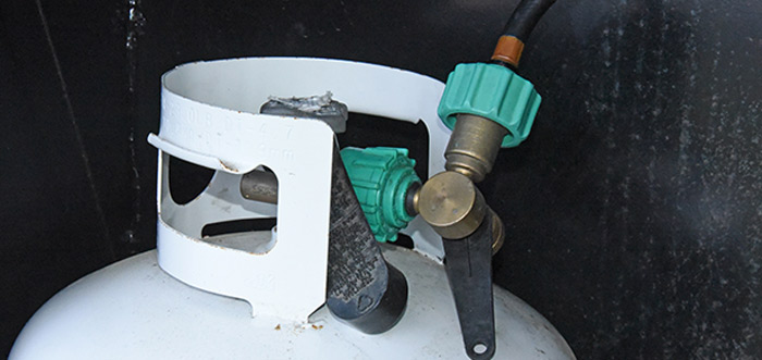 As a way of comparison, here, an Extend-A-Stay T-fitting has been fitted to a DOT cylinder on a fifth wheel