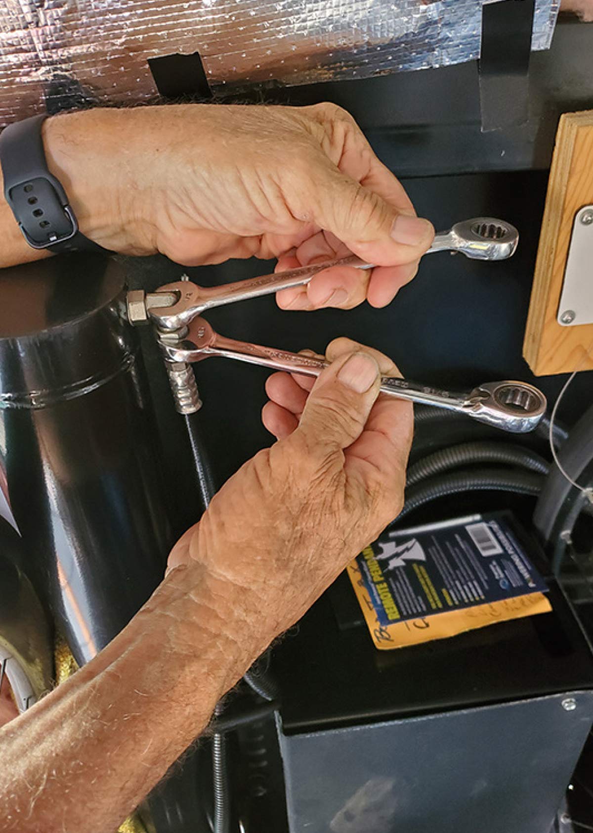 Loosening the fitting on the leveling jack