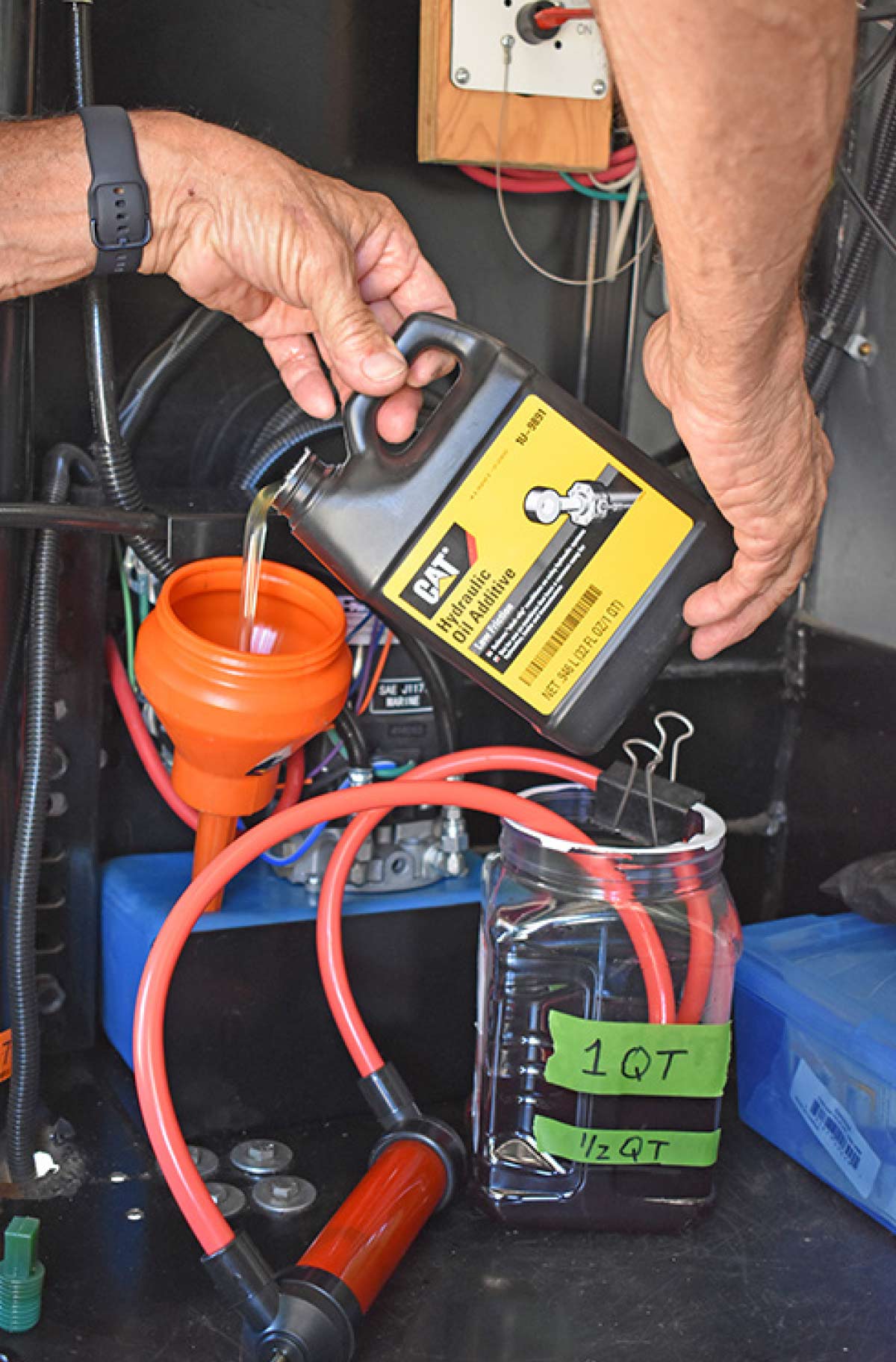 Poring Caterpillar Hydraulic Oil