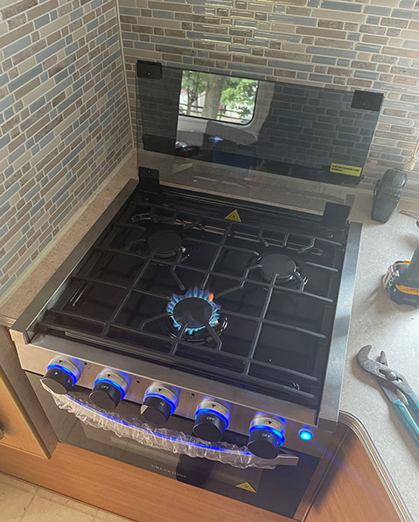 A nice clean LP-gas flame was present on every burner including the oven