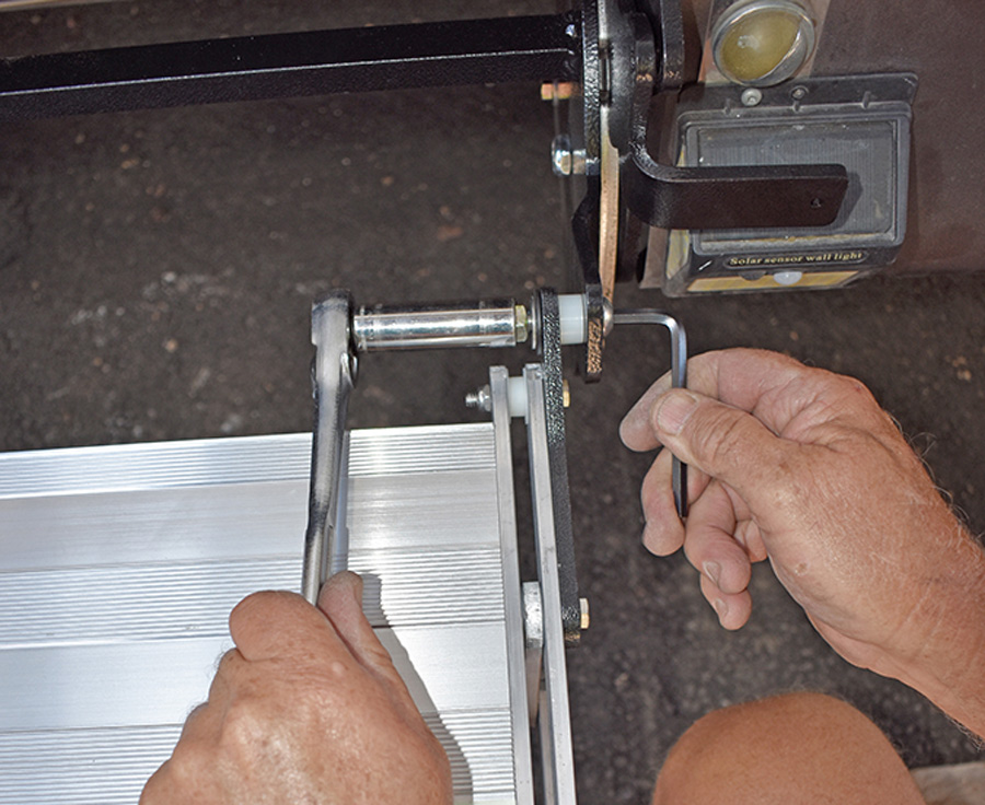 Bolts that are integral for the scissor mechanism