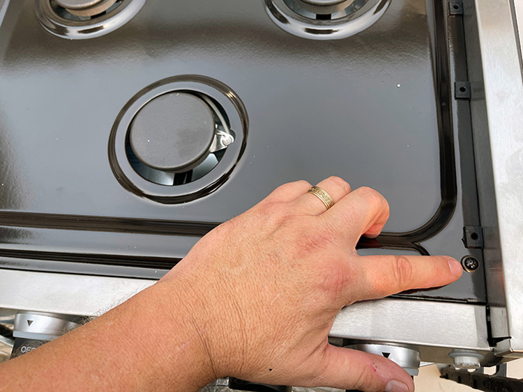 Greystone’s range has an integrated glass cooktop lid and deck. Four screws are used to hold it down. It’s easy to remove and requires no sliding or trying to get a bent-metal catch to release.