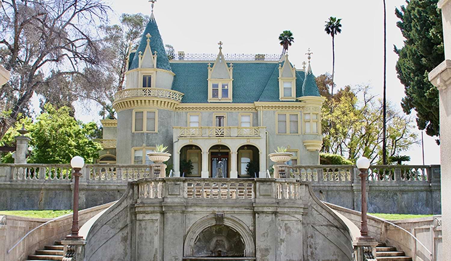 full view of the Kimberly-Crest House