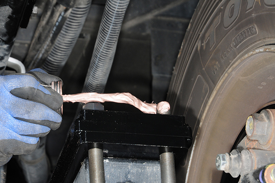 coating of anti-seize compound is applied to the U-bolt threads before tightening the bolts