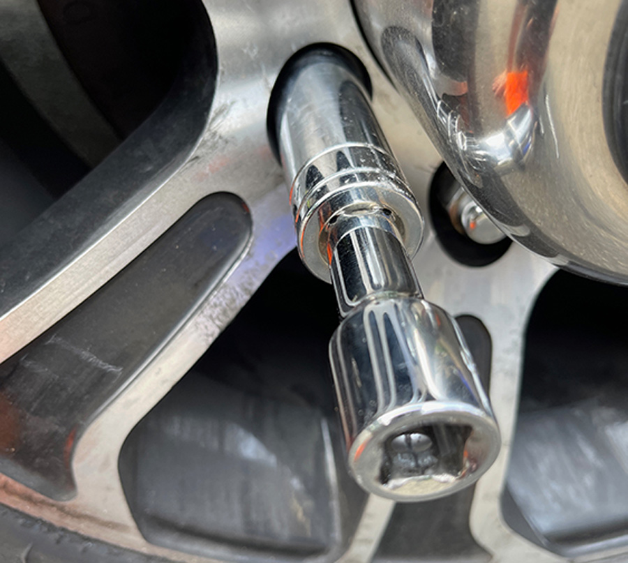 lug nut and the mounting hole on aluminum trailer wheels