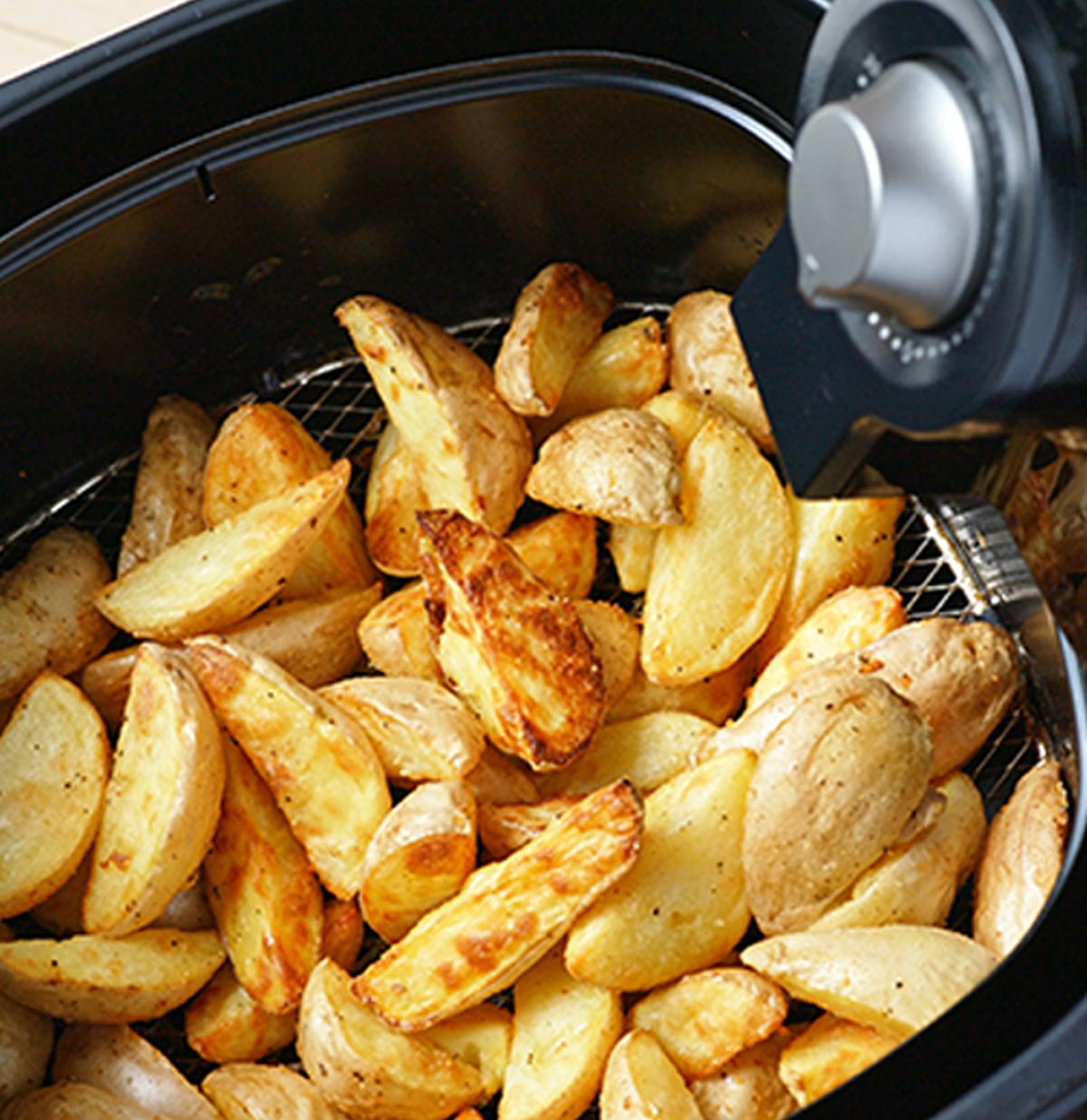 potato wedges in a frier