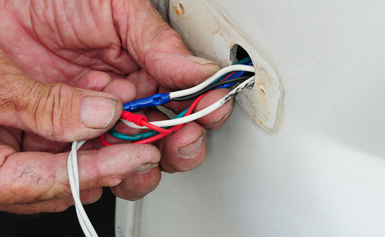 Wiring polarity is determined by plugging in the 7-way power cord and turning on the marker lights