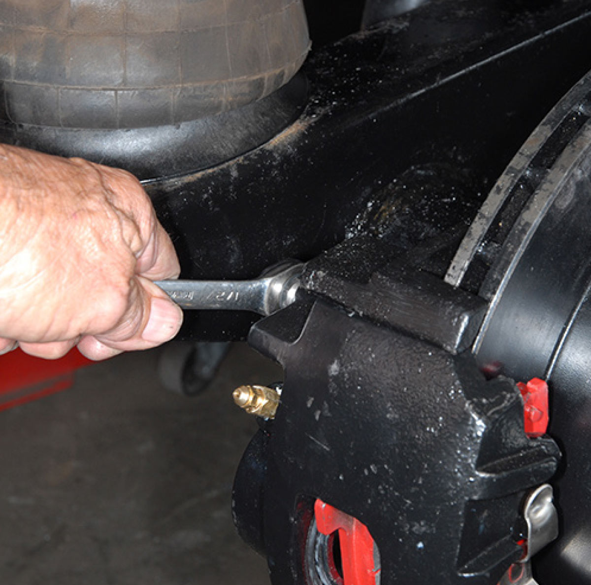 The calipers are tightened, making sure the bleeder fitting is pointing upwards