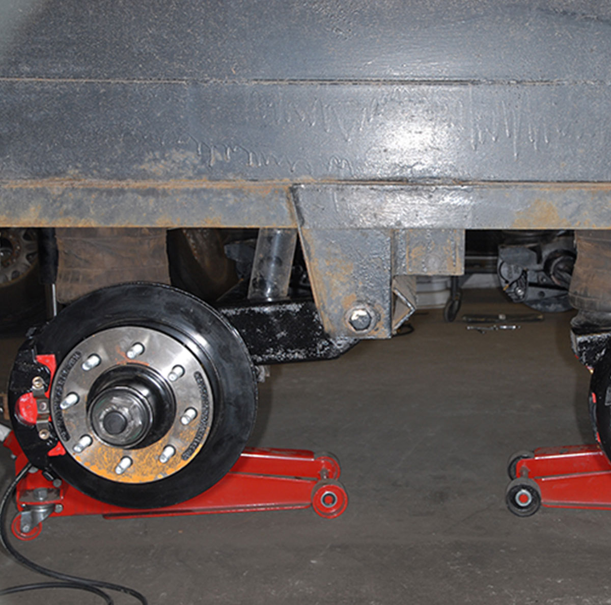 Once the new disc brake components were in place, it was time to route the hydraulic lines
