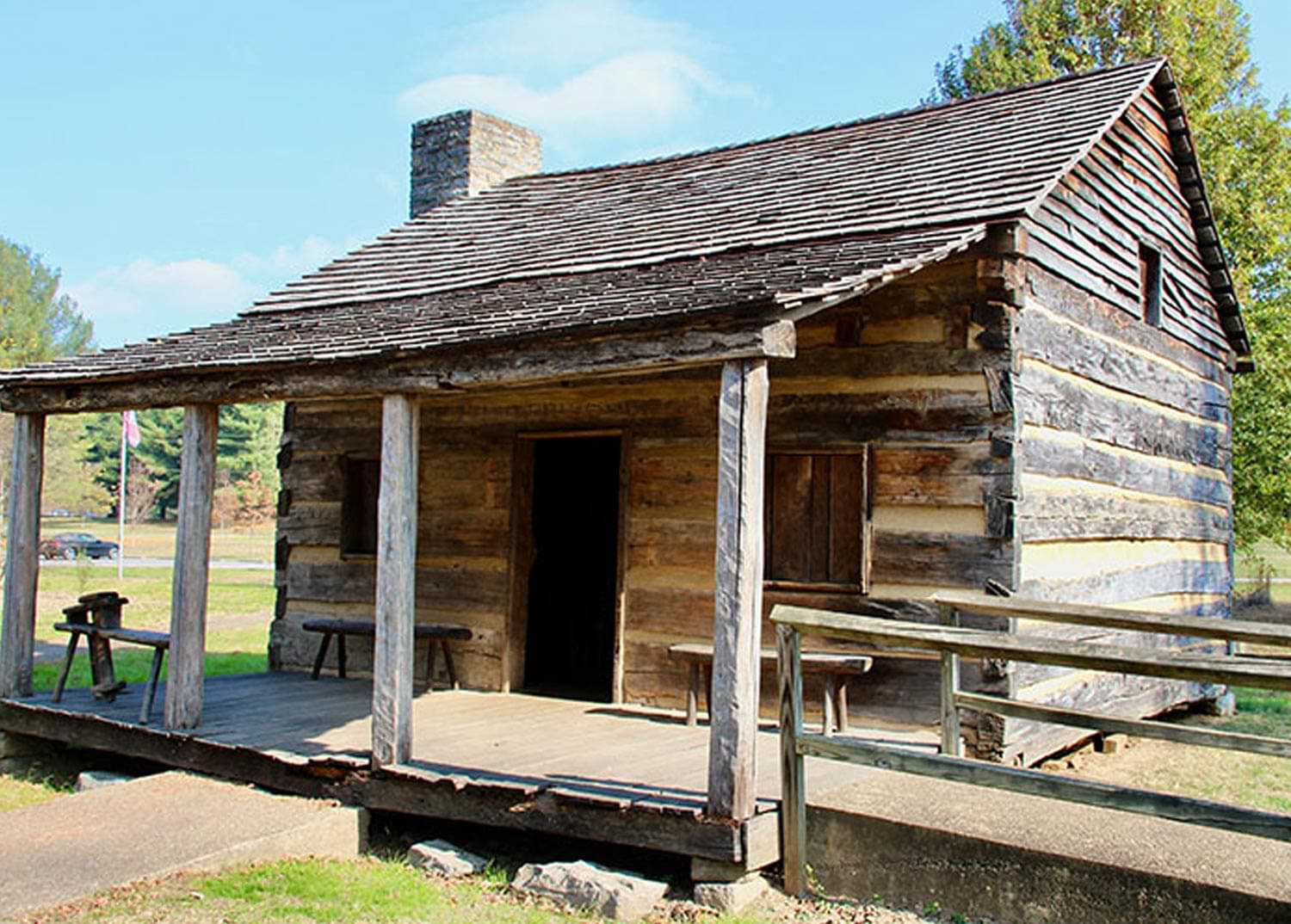 three quarter view of the log cabin that housed the Crockett family
