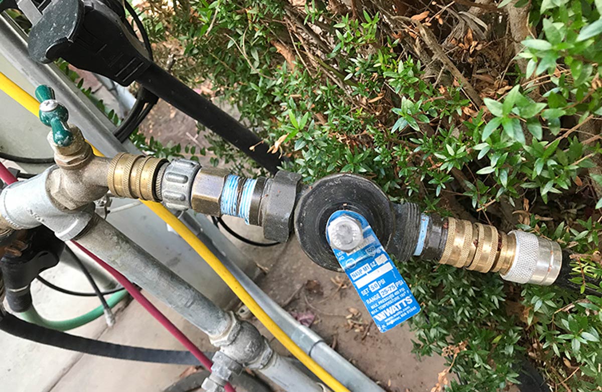 This Watts water pressure reducer is outfitted with the necessary hose fittings and quick connectors
