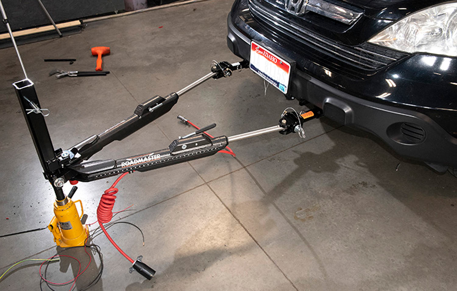Roadmaster’s USA-made, “non-binding” Falcon All-Terrain flat-tow bar system on an SUV