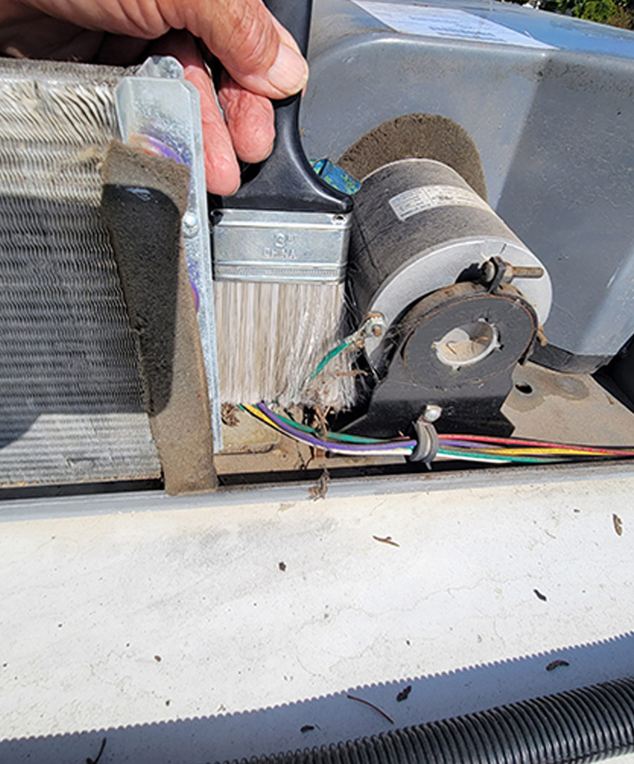 Cleaning the battery