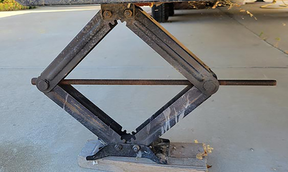 Manual scissor jack