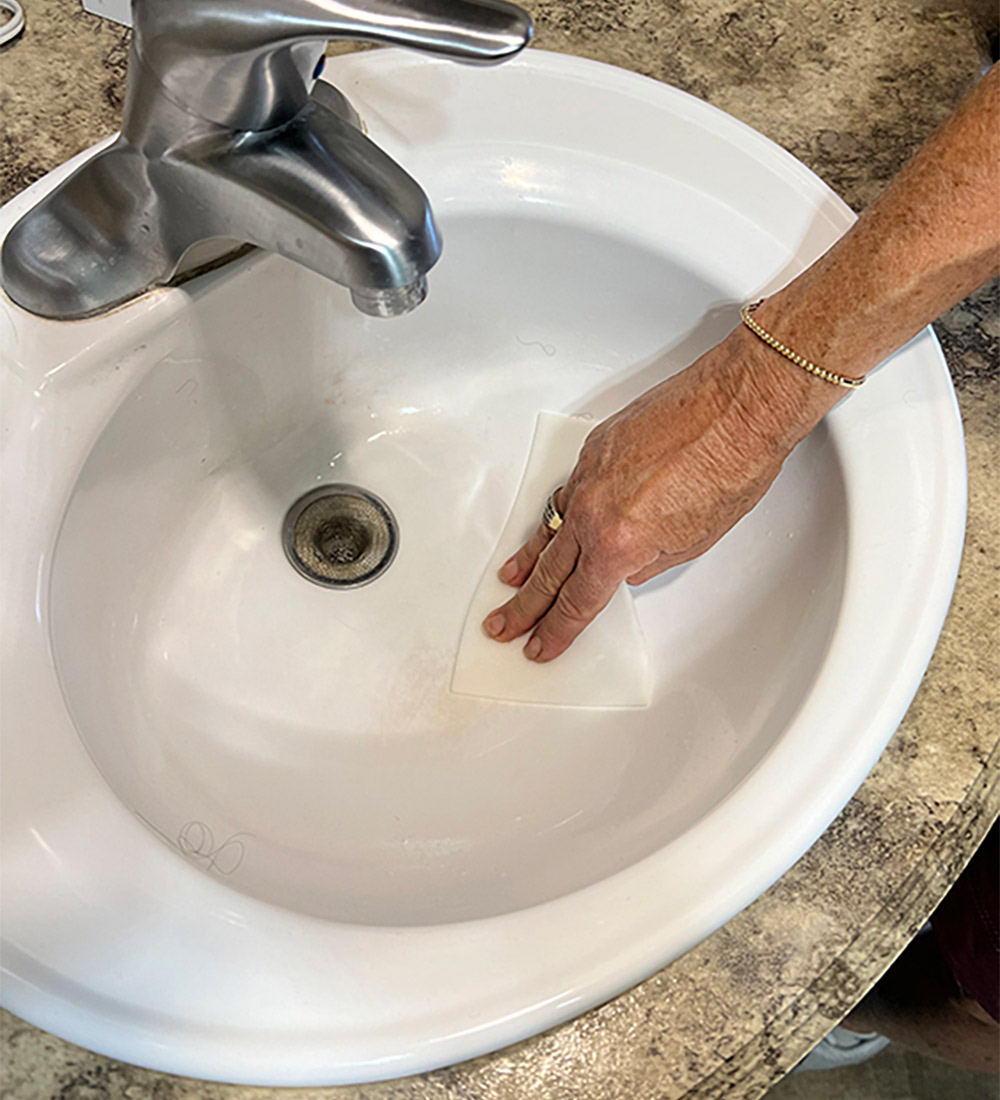 Cleaning sink bowl with Magic Eraser