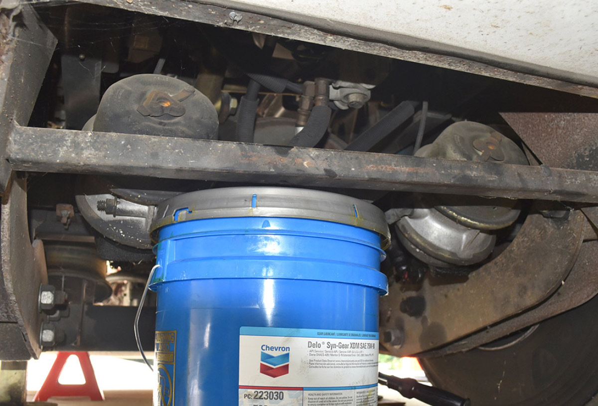 5-gallon tub of gear oil