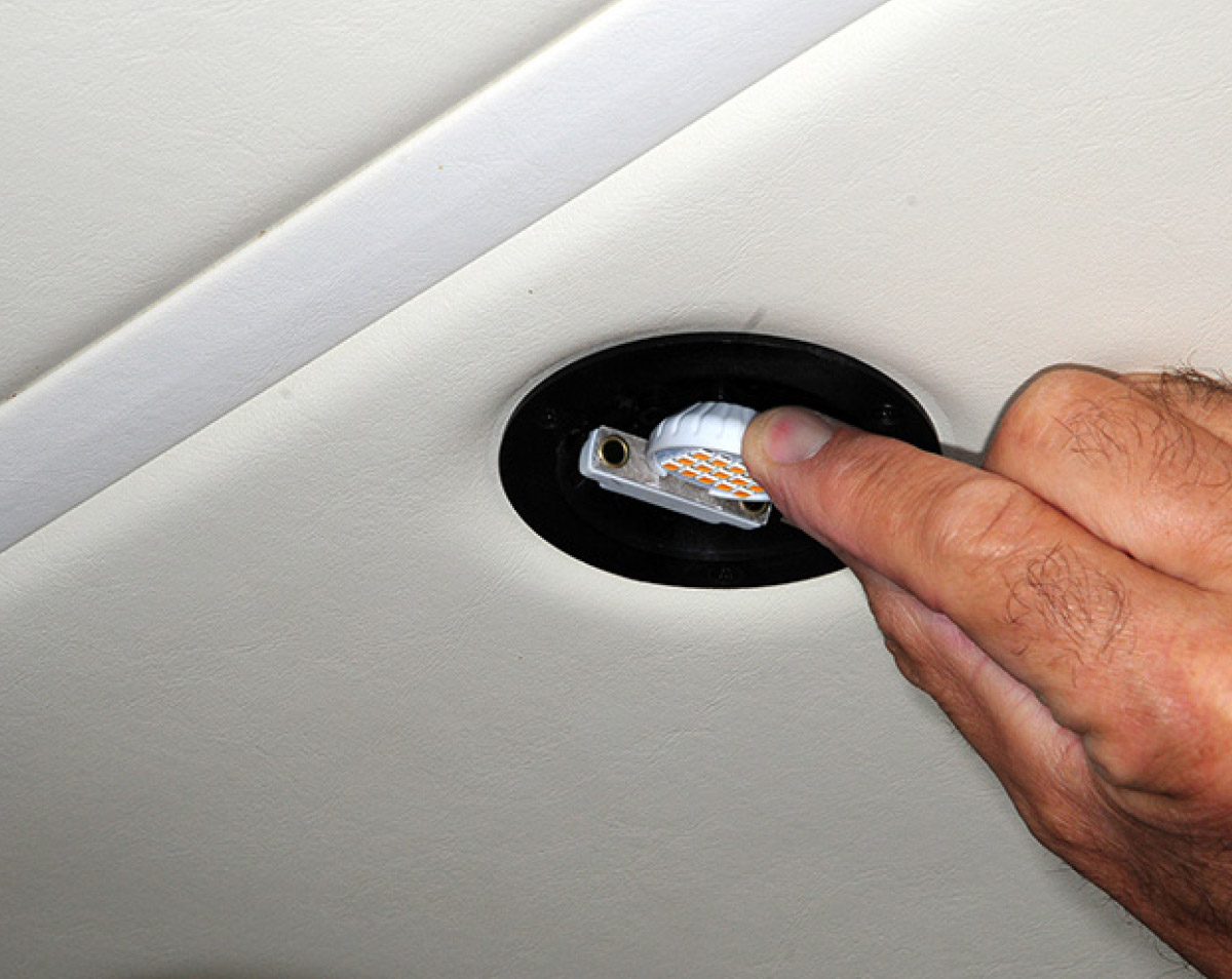 The new LED disc is pushed into the bi-pin socket with very little pressure