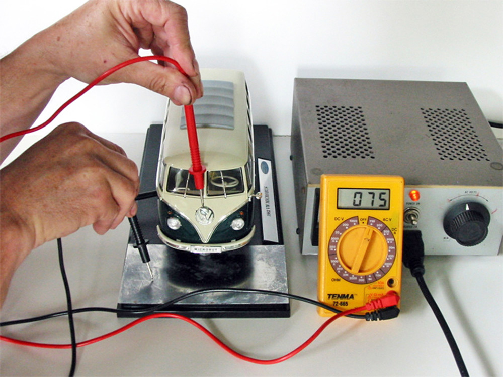 Demonstration on model VW Bus how to test voltage of RV metal