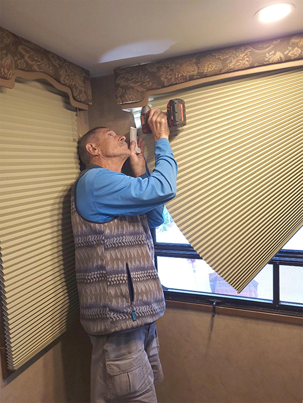 Unscrewing window valance