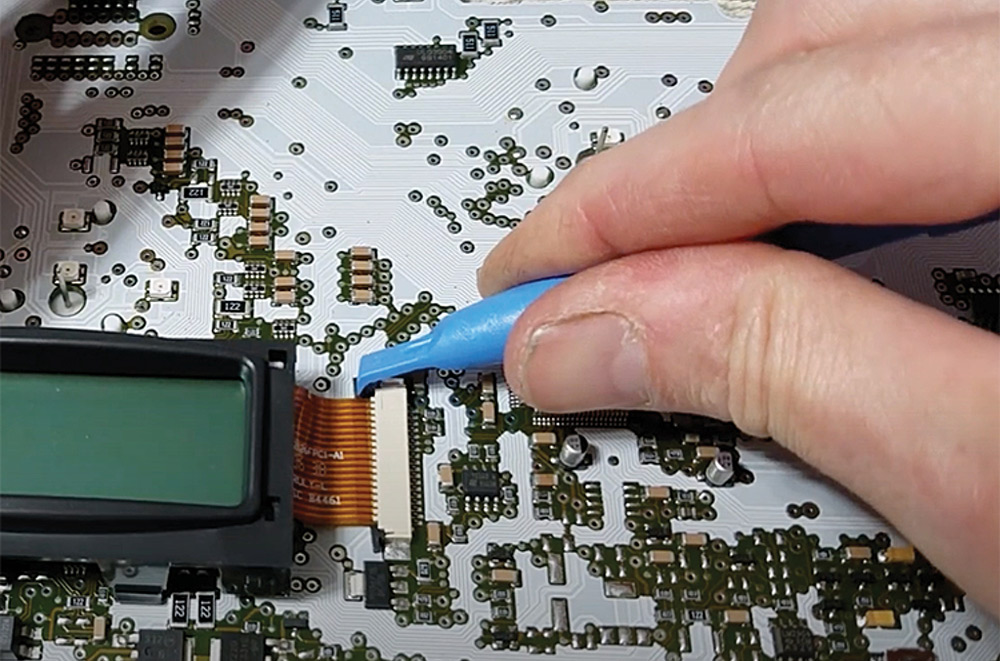 Unplugging LCD's ribbon wire from PCB