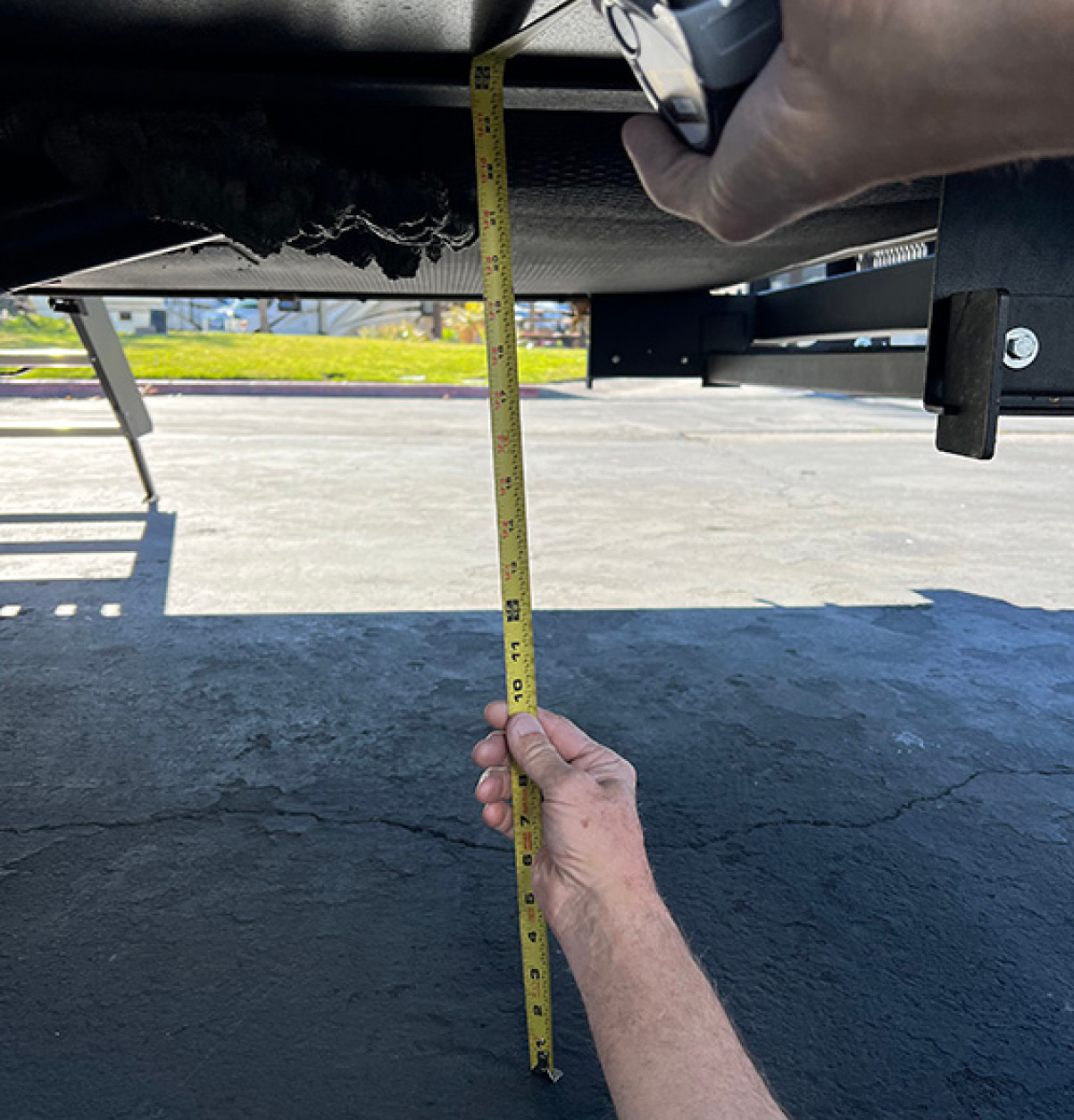measuring the distances from the frame to the ground in front and back