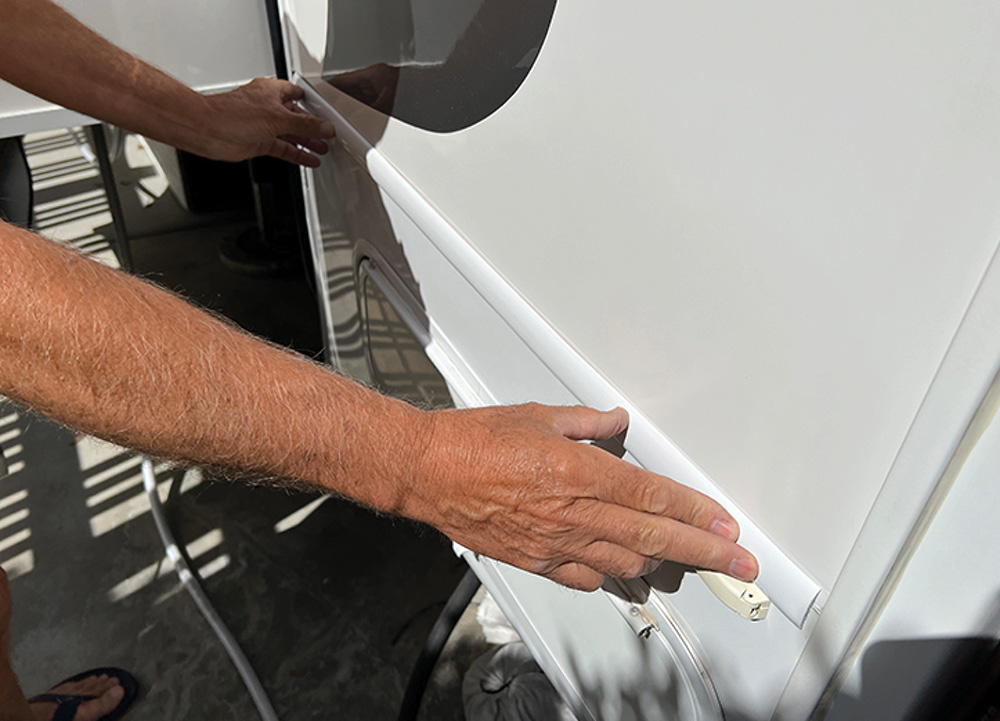 Attaching refreshed molding to sidewall