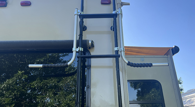 arms swiveled outwards