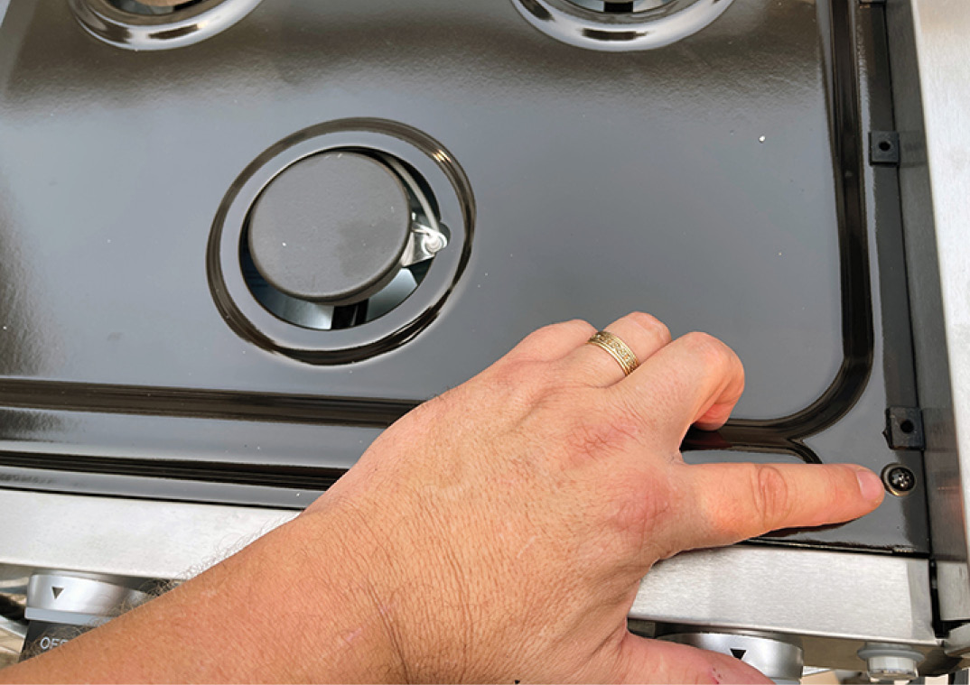 Greystone’s range has an integrated glass cooktop lid and deck. Four screws are used to hold it down. It’s easy to remove and requires no sliding or trying to get a bent-metal catch to release.