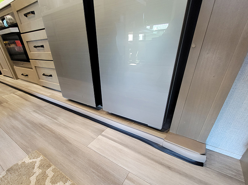 molding and seal fully installed with no more gaps