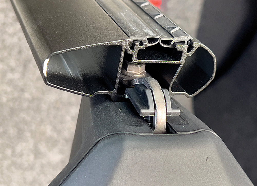 Hinge inside roof rack bar