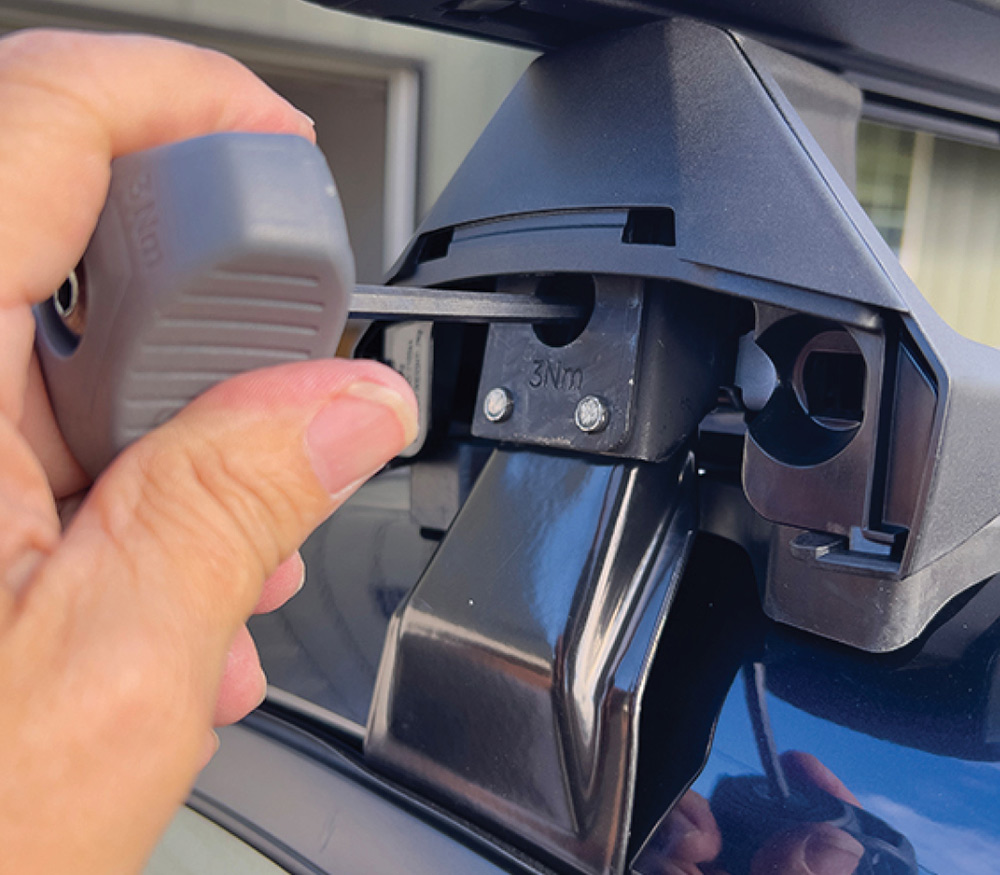 Tightening clamp with included palm wrench