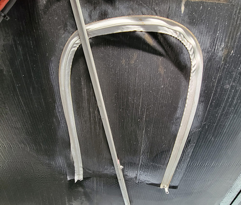 glue-on zipper trap flap