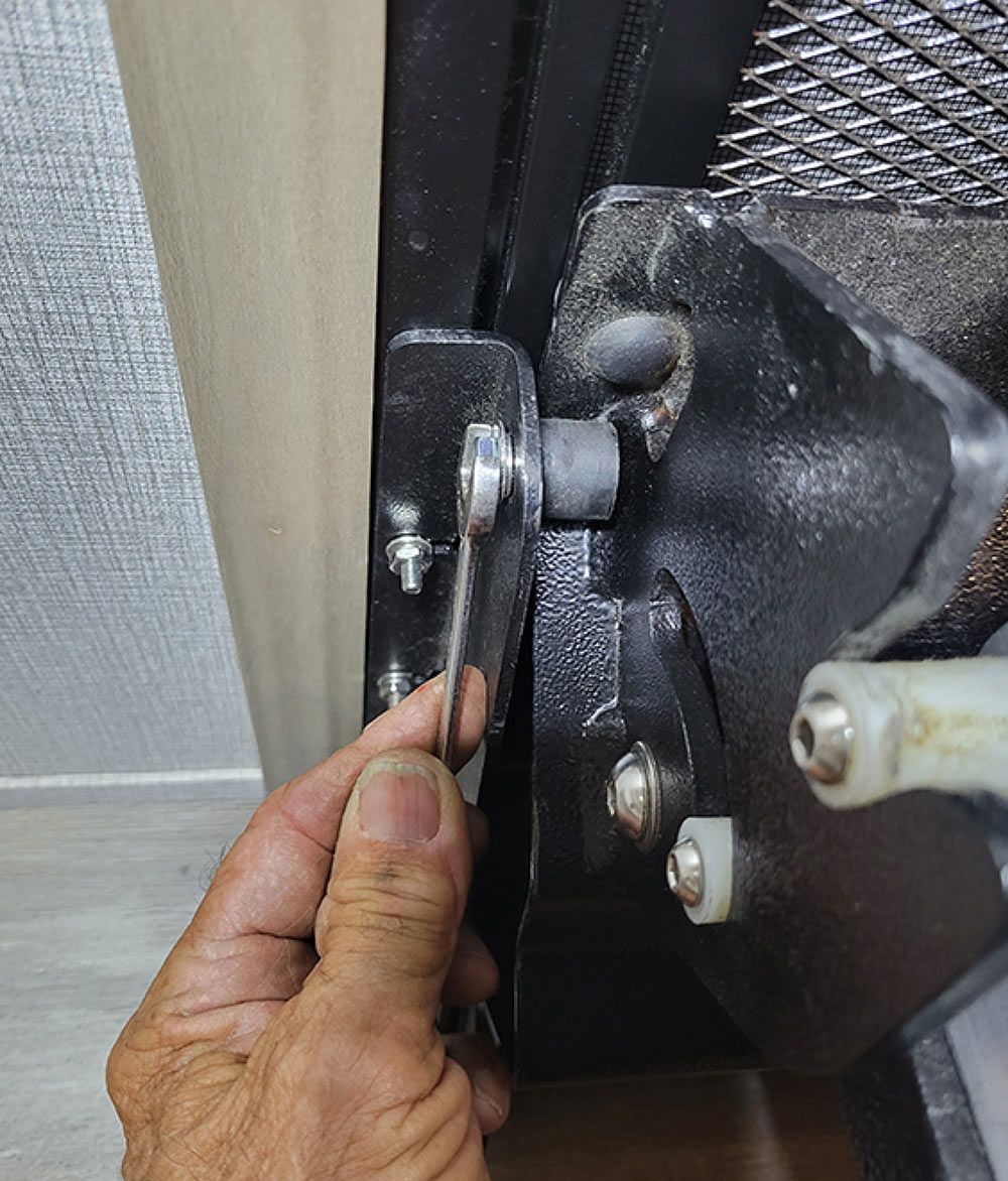 Adjusting rubber bumpers on bracket