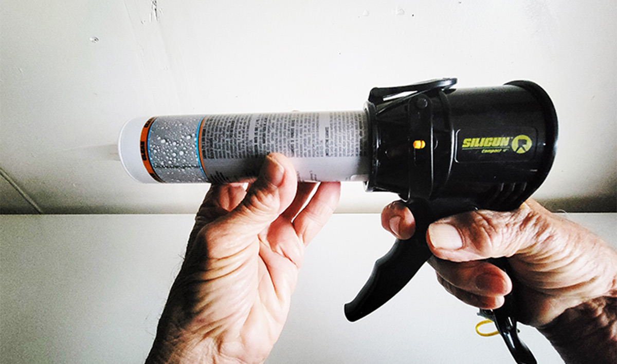 cartridge being loaded into a Siligun