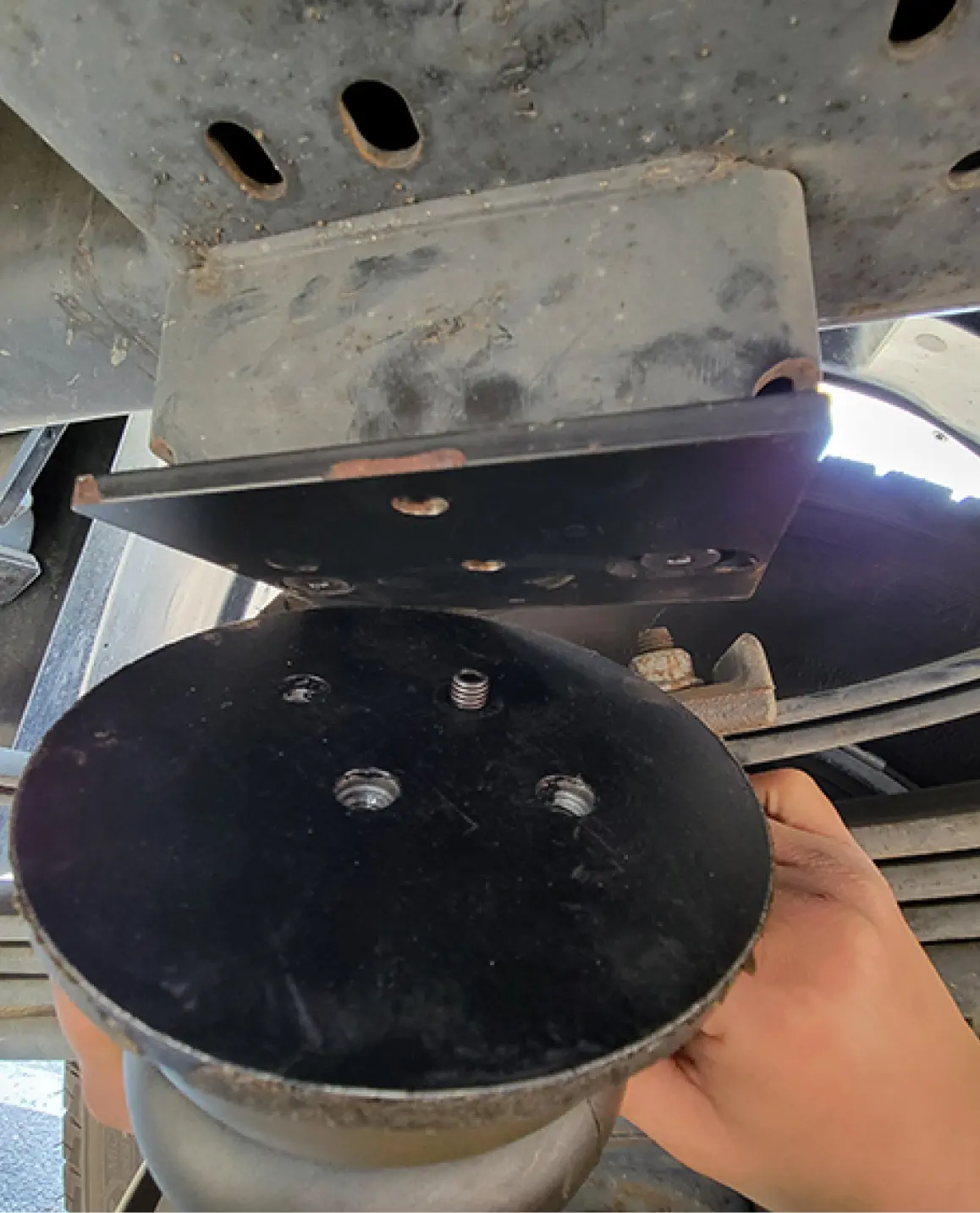 the Allen set screw was oriented into the top bracket for proper positioning