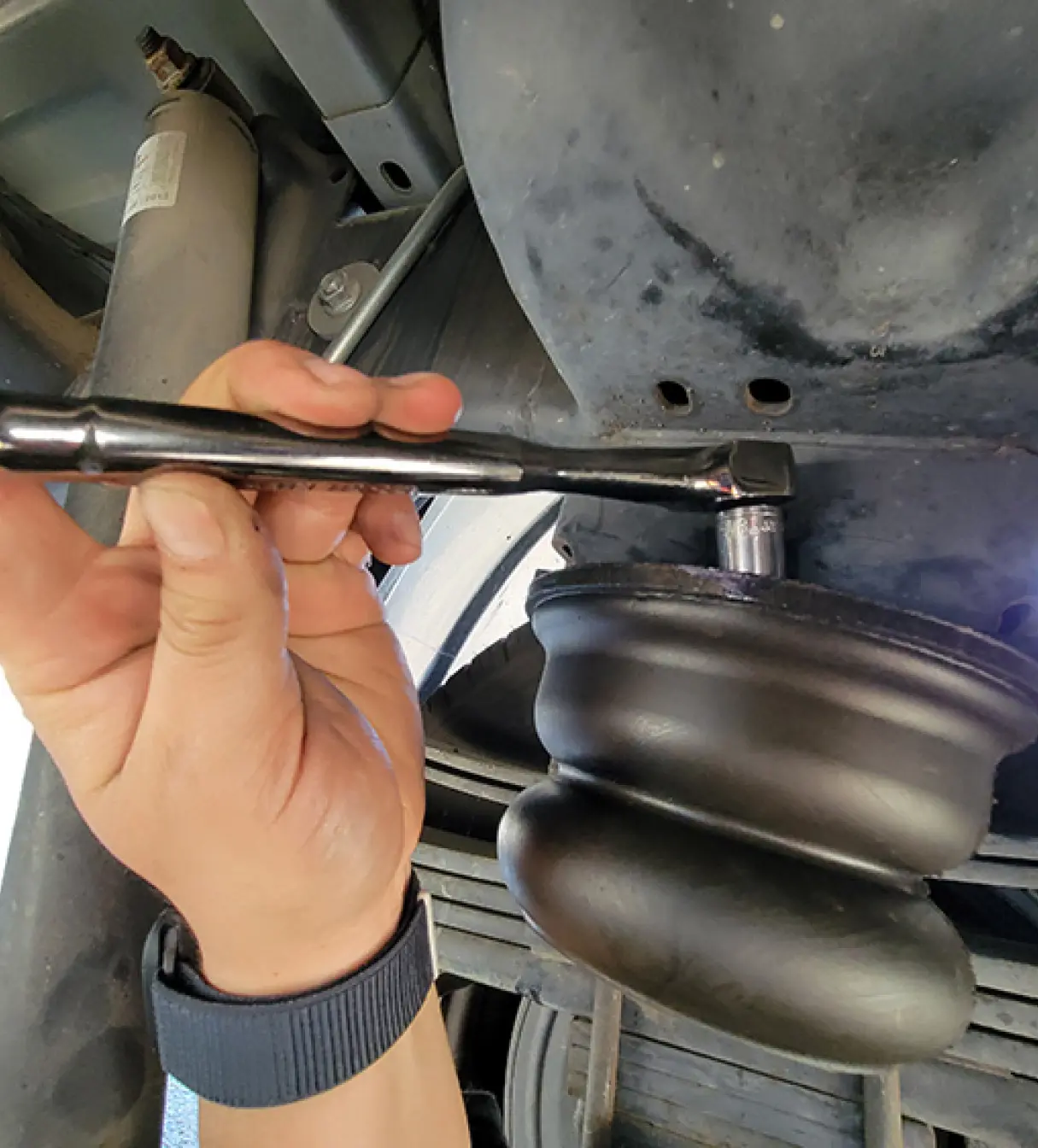 ratchet and socket that are too big for the available clearance to tighten center bolt